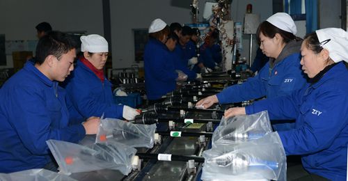 圖為傳動軸分廠繁忙的裝配現(xiàn)場