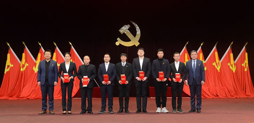 副總經(jīng)理王冠兵、陳華軍為服務(wù)明星頒獎_副本.jpg