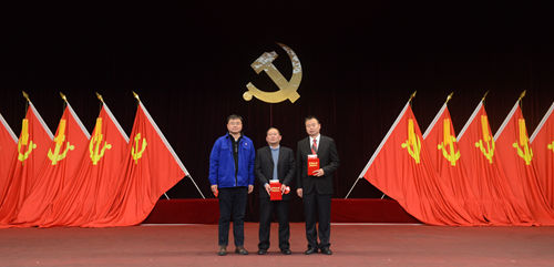 湯勇副總經(jīng)理為抗疫勇士團隊頒獎_副本.jpg